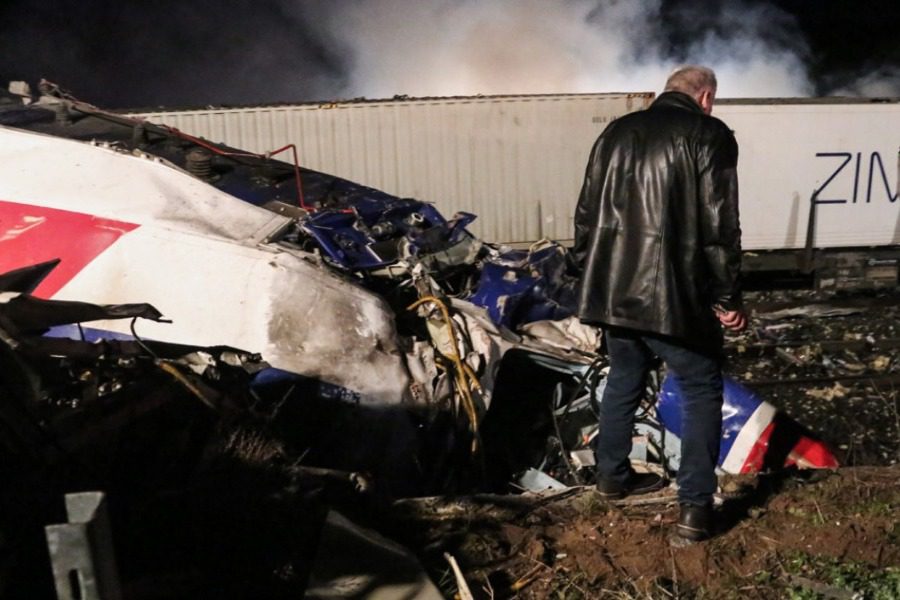 «Βγείτε όλοι από το τρένο»: Ανατριχιαστικά βίντεο λίγο μετά την μετωπική στα Τέμπη