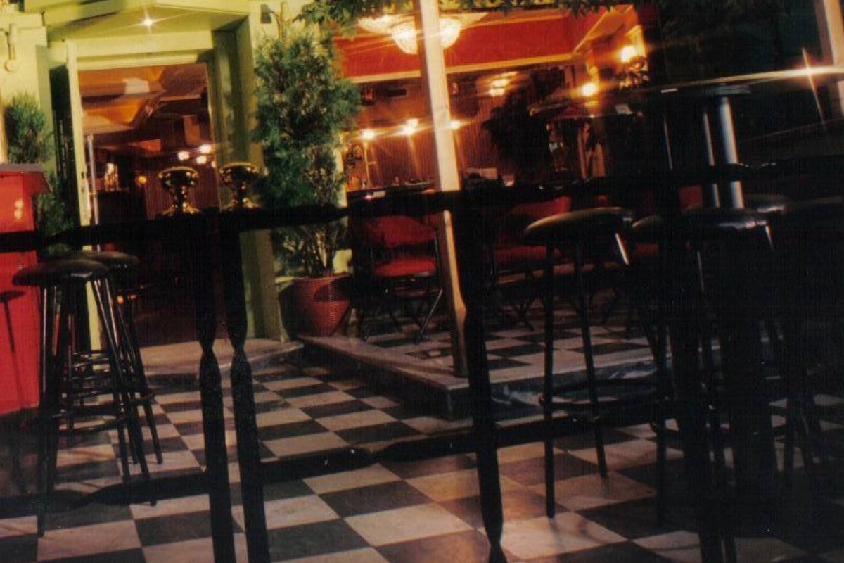 Το θρυλικό μπαρ που υπήρξε στέκι του Βλάσση Μπονάτσου και έγινε σημείο αναφοράς σε τηλεοπτική σειρά