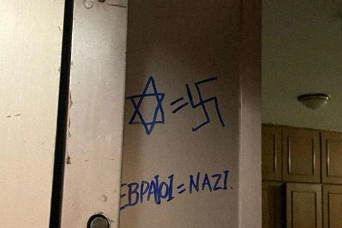 Επιτέθηκαν σε σπίτι Ισραηλίτη στον Βόλο: Σχεδίασαν σβάστικα και έγραψαν συνθήματα
