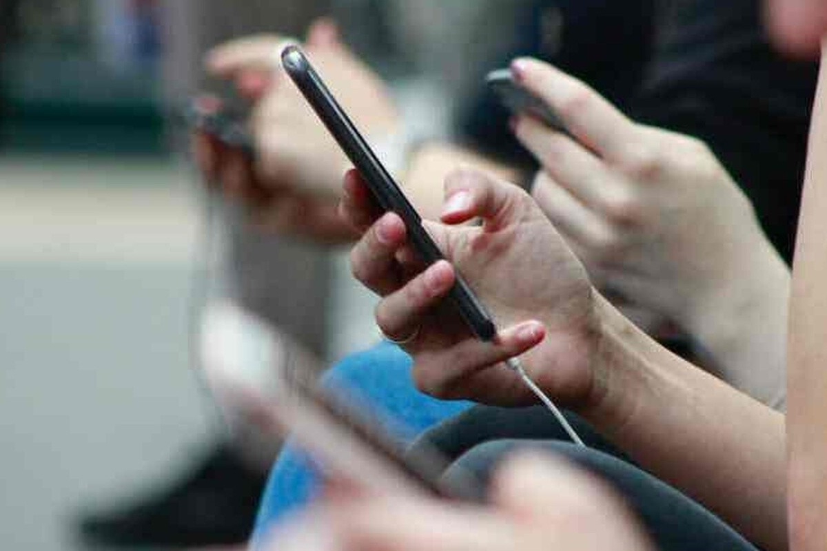 Κινητά στα σχολεία τέλος: Οι ποινές για τους μαθητές