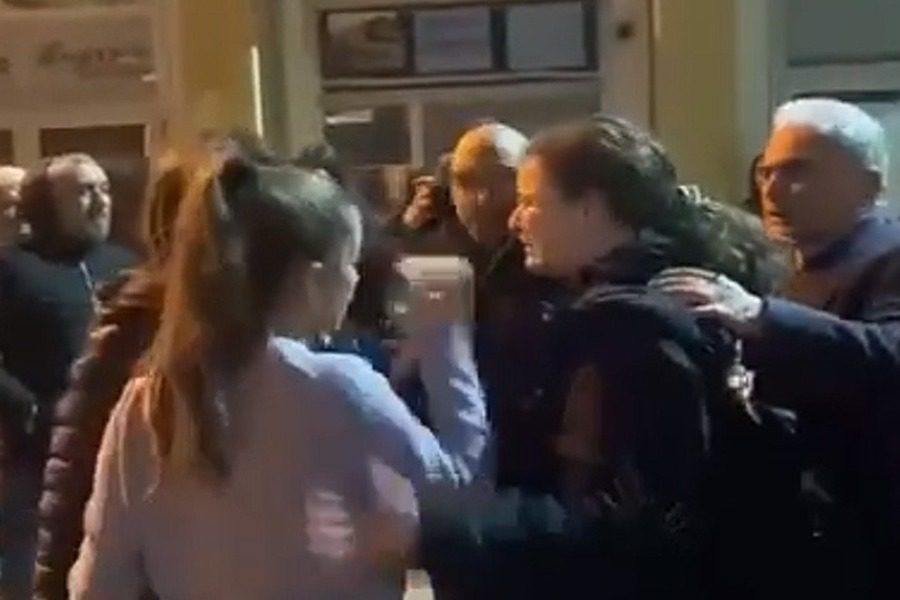 Συγγενείς επιβατών της αμαξοστοιχίας: «Δεν μου έχουν πει τίποτα, δεν απαντάει το παιδί στο τηλέφωνο»