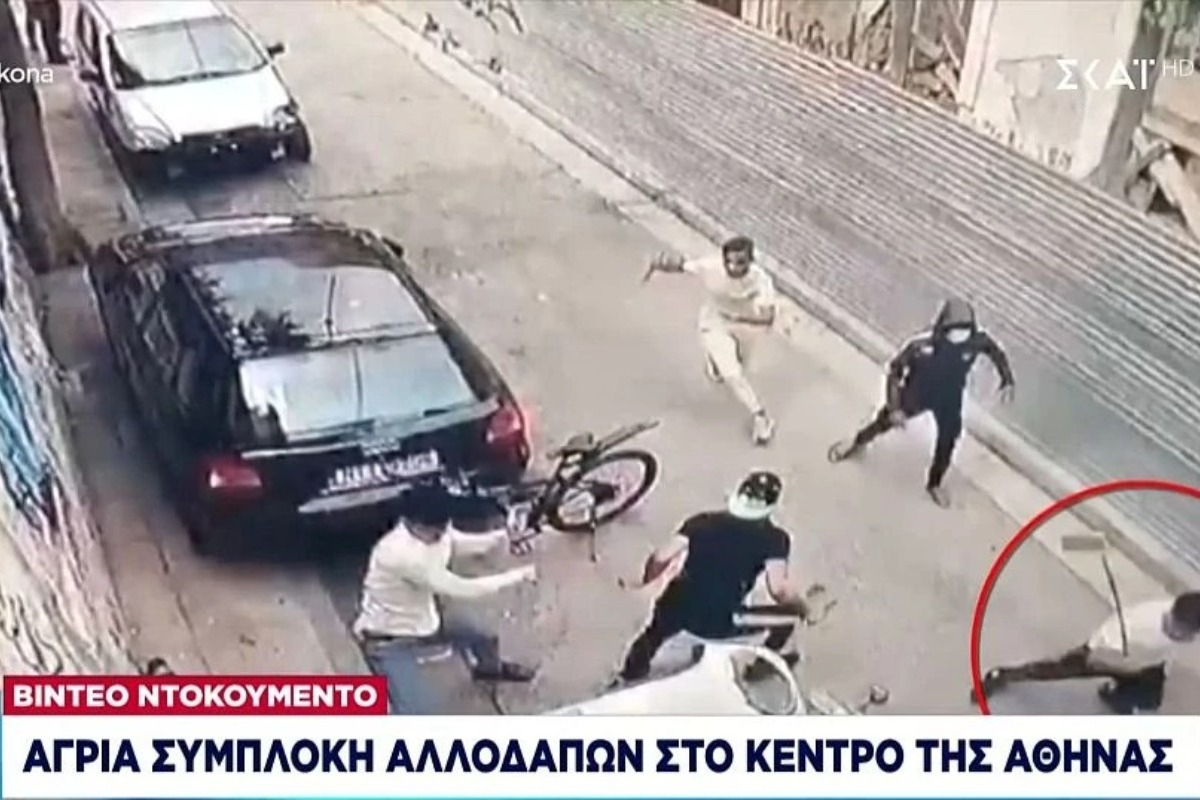 Αδιανόητη συμπλοκή στο κέντρο της Αθήνας: Έβγαλε σπαθί σαμουράι και άρχισε να σφάζει