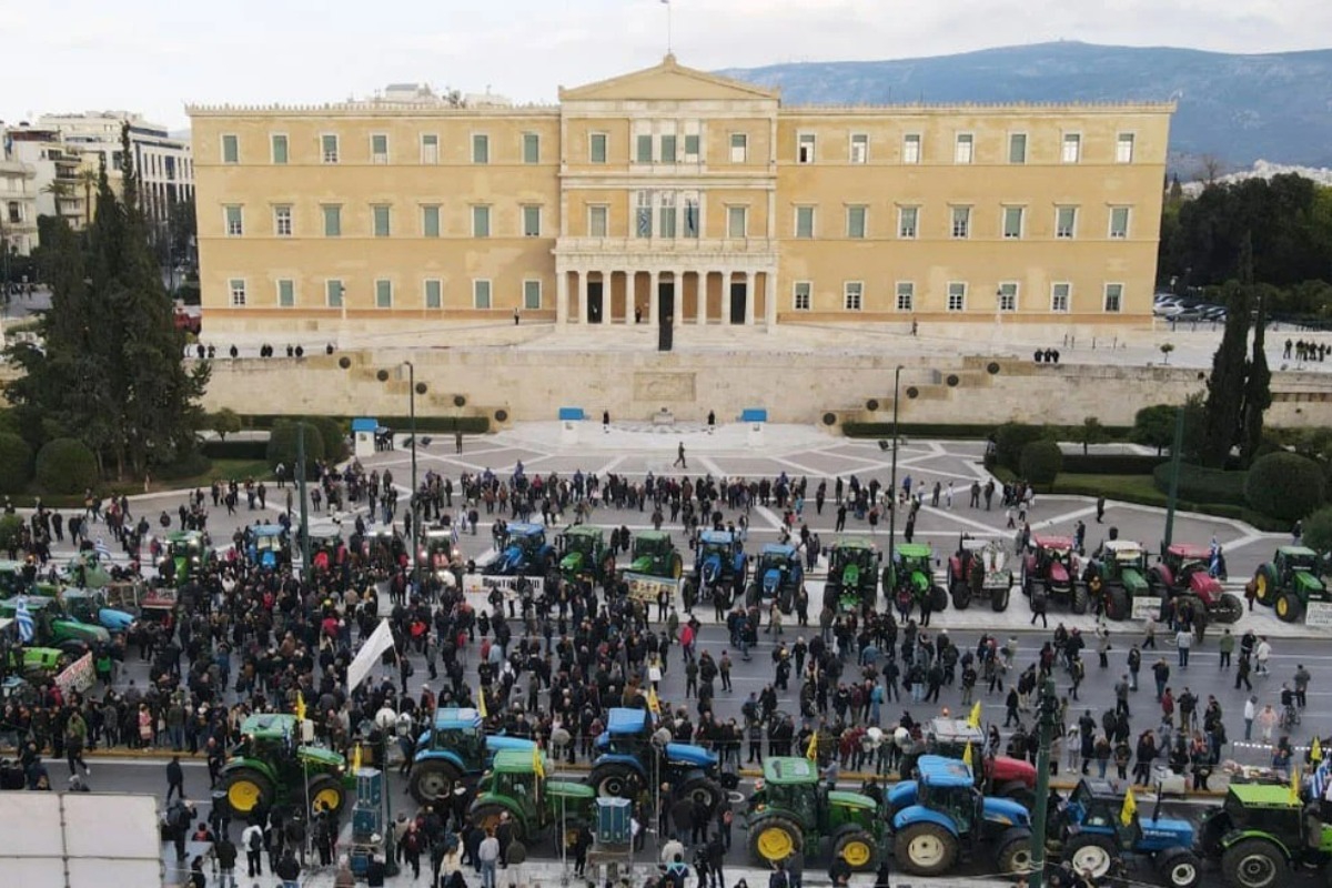 Έφτασαν στο Σύνταγμα τα τρακτέρ ‑ «Χωρίς εμάς, τι θα φας;», το σύνθημα των αγροτών