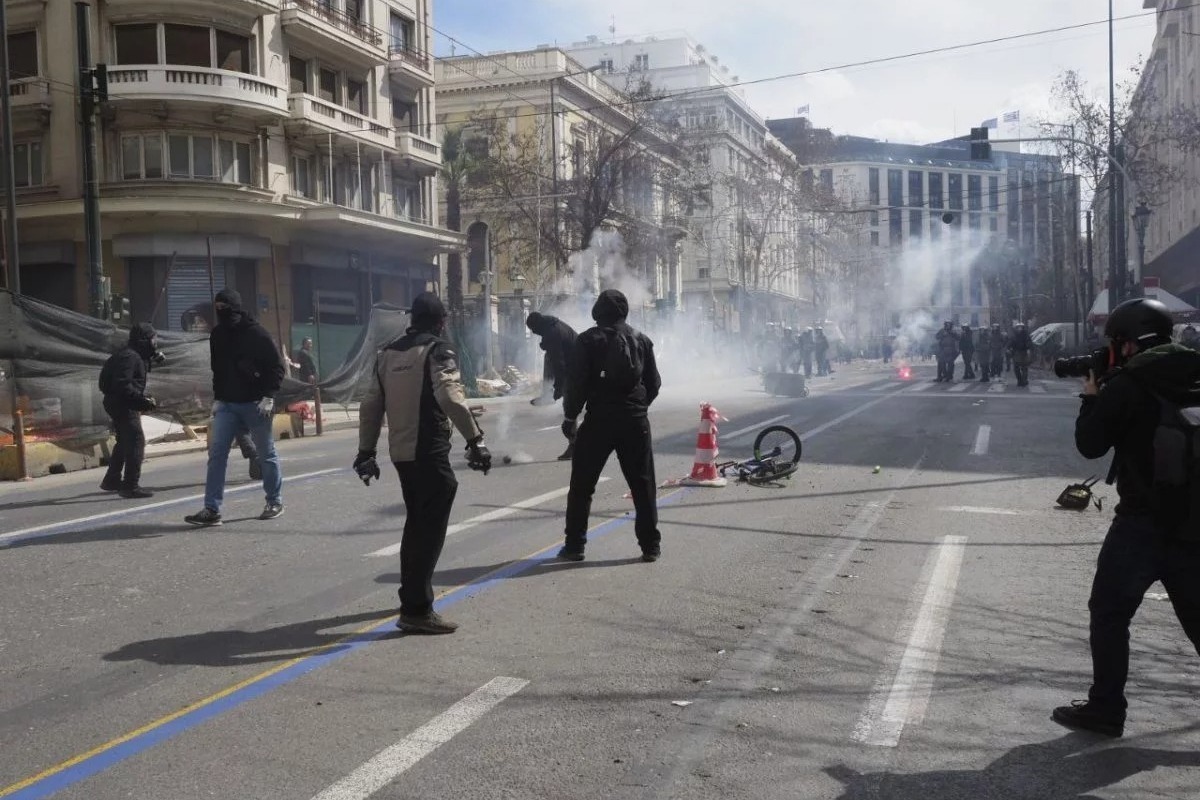 Αγρια επεισόδια στο Σύνταγμα στο Πανεκπαιδευτικό συλλαλητήριο ‑ Μολότoφ στον Αγνωστο Στρατιώτη