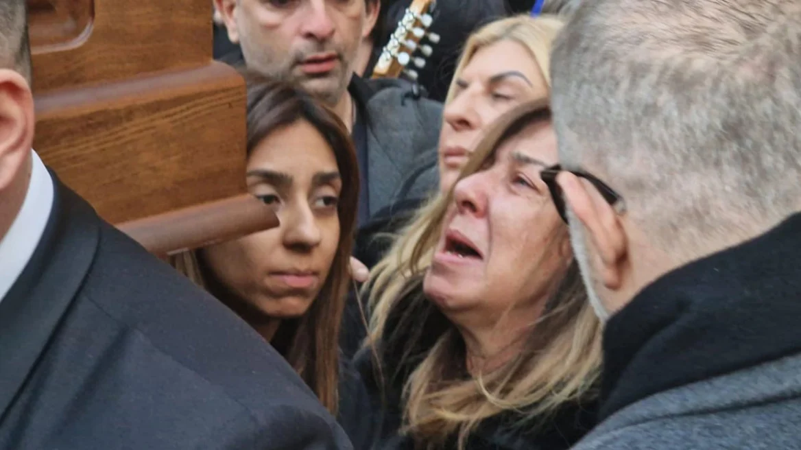Λύγισε η σύζυγος του Βασίλη Καρρά με τα τραγούδια στο τέλος της κηδείας