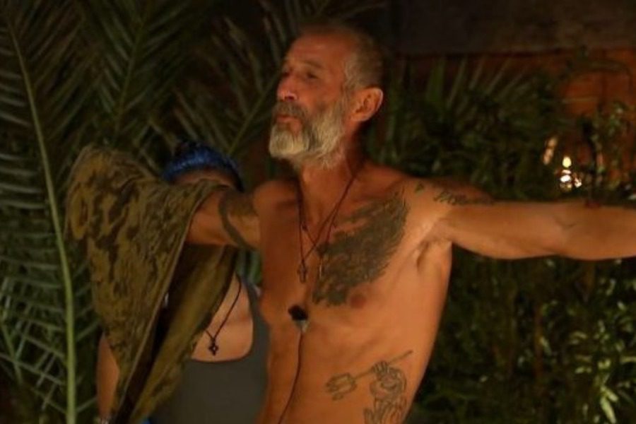 Survivor: Νέος έρωtας στο ριάλιτι – Έβγαλε την μπλούζα του για να «τη ρίξει»