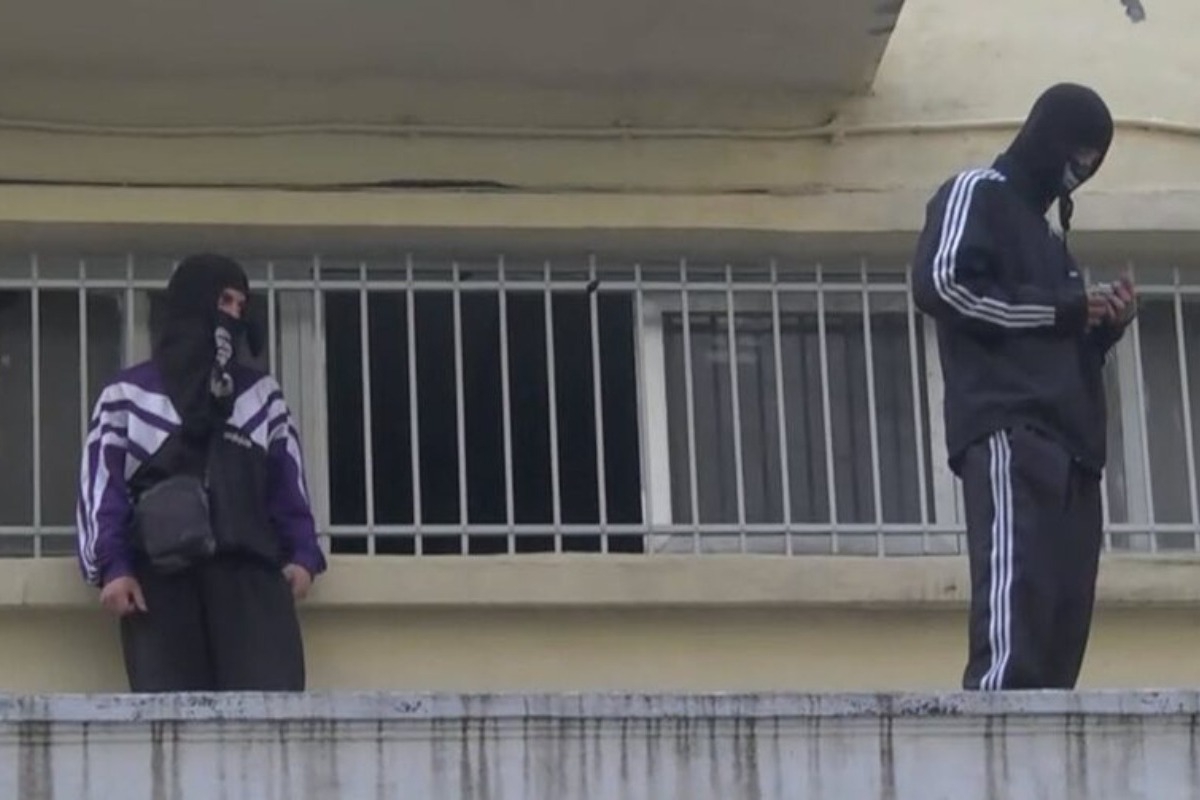 Θεσσαλονίκη: Καταδίωξη κουκουλοφόρων από ταράτσα σε ταράτσα στη Θεσσαλονίκη