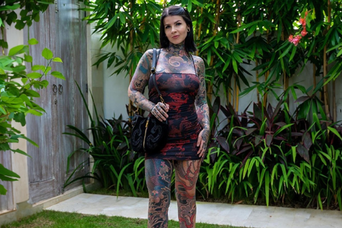 Από «κορίτσι της διπλανής πόρτας» έγινε σταρ στο Instagram με τατουάζ στο 95% του σώματος