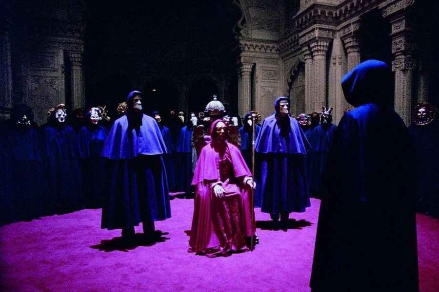 Όργια αδελφότητας στην Αθήνα: Η μεταμφίεση, οι ημίγuμνες γυναίκες και η «τελετή» των 250 ευρώ