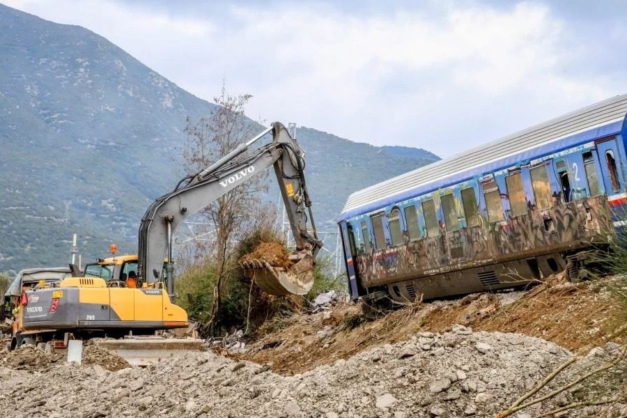 Τέμπη: Σε ειδικούς χώρους η μεταφορά των βαγονιών για εξέταση