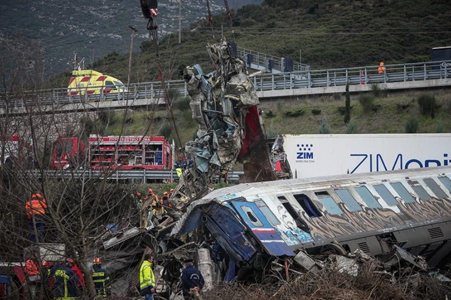 Οι εικόνες της τραγωδίας των Τεμπών κάνουν τον γύρο του κόσμου: «Δάκρυα και Οργή»