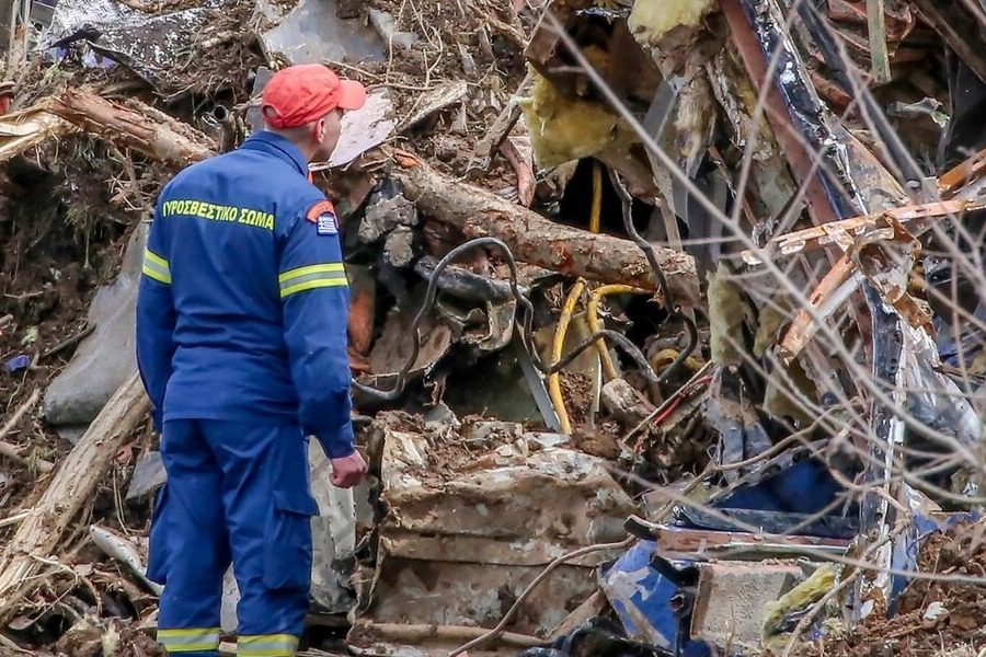 Ολοκληρώθηκαν οι ταυτοποιήσεις των νεκρών ‑ Μια μάνα ψάχνει το παιδί της
