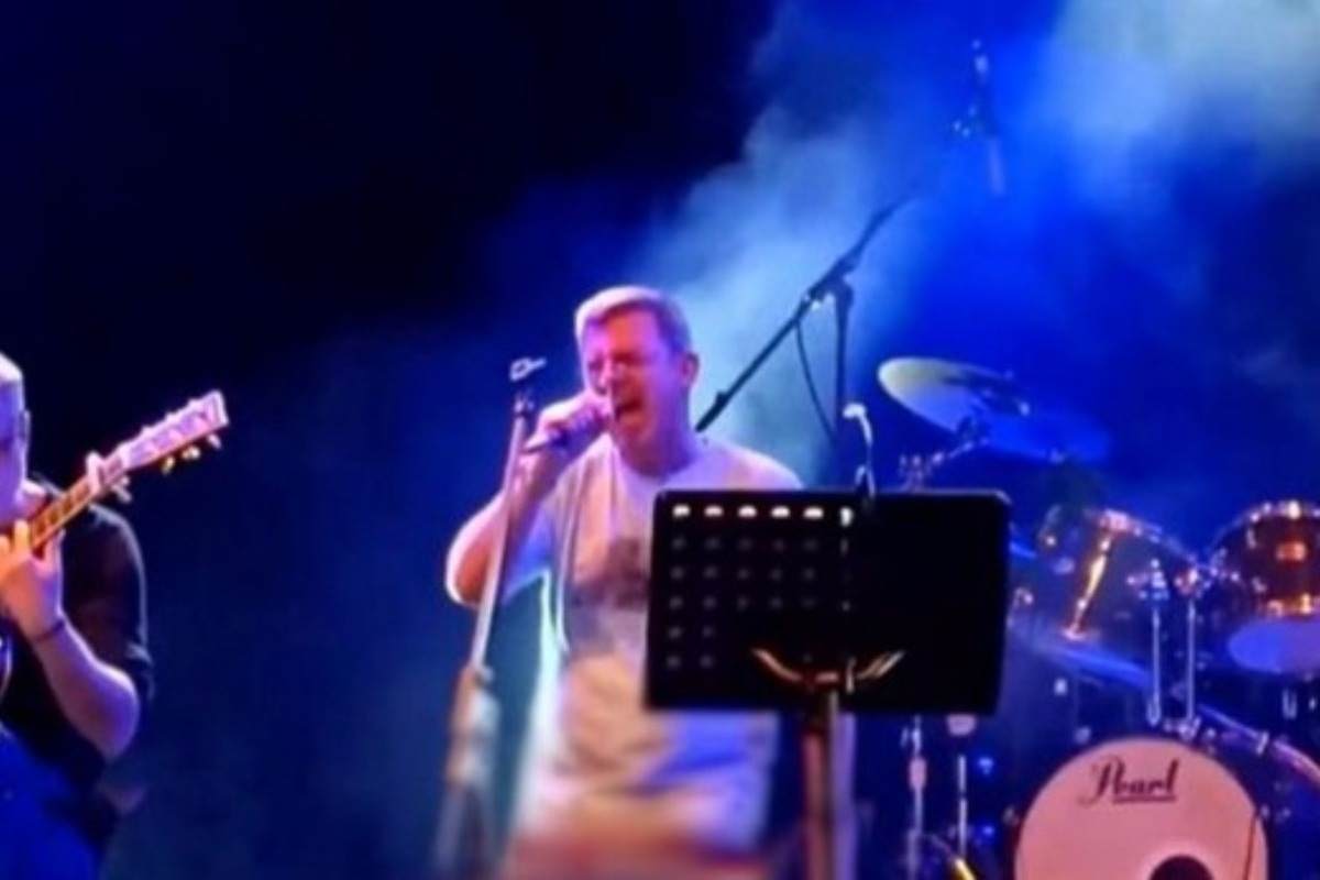 Συγκίνηση στη συναυλία για τα Τέμπη: Ερμήνευσε τραγούδι της κόρης του ‑ «Δε θα σας ξεχάσουμε ποτέ»