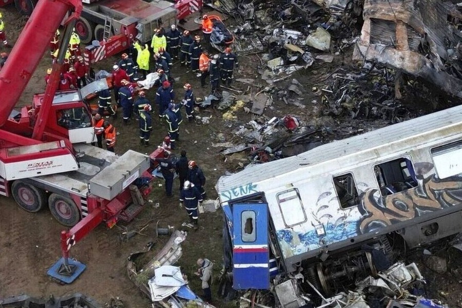 Μήνυση κατά Μητσοτάκη και υπουργών της κυβέρνησης κατέθεσαν συγγενείς των θυμάτων των Τεμπών