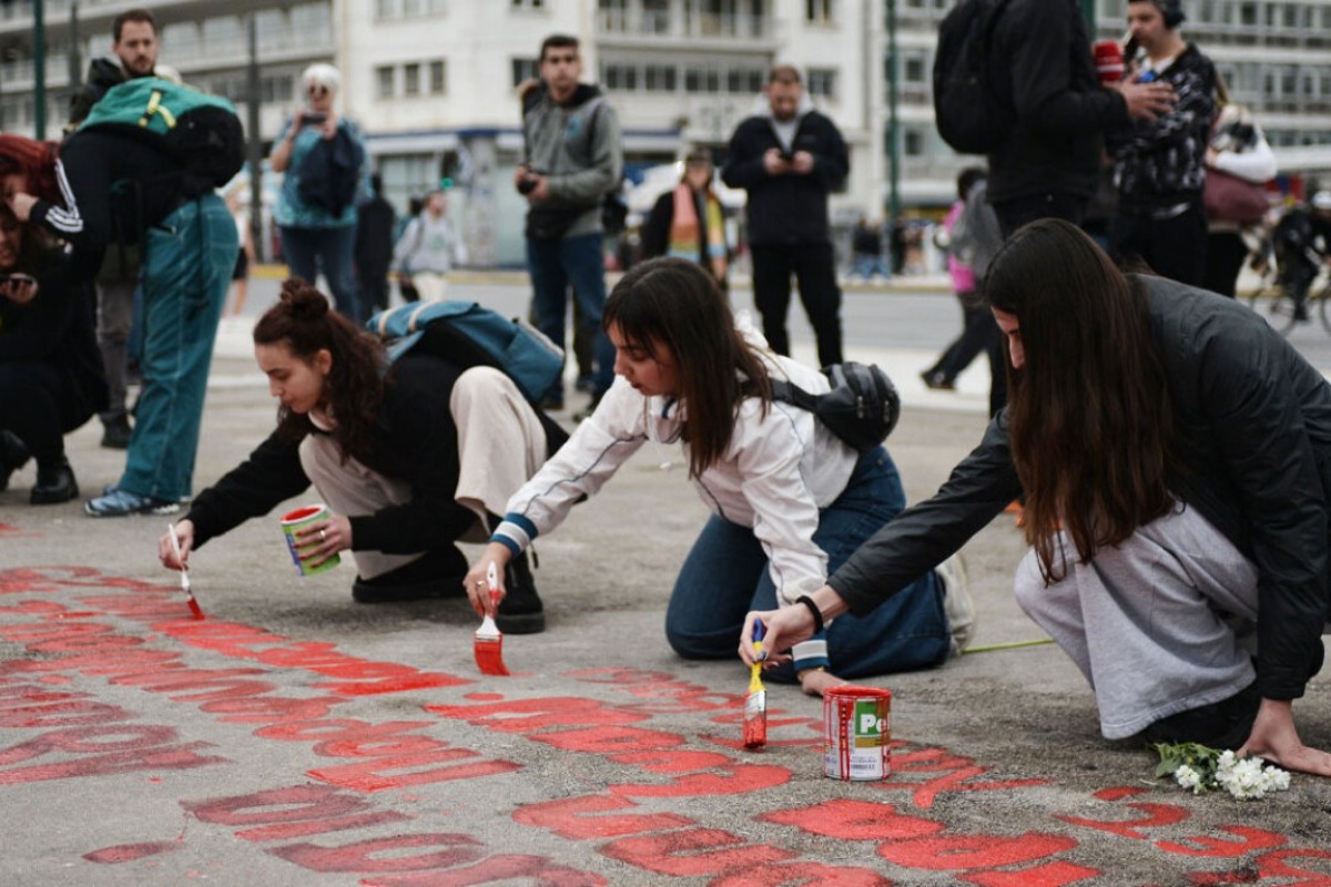 Τέμπη: Φοιτητές ξαναγράφουν ονόματα των 57 θυμάτων μπροστά στον Αγνωστο Στρατιώτη