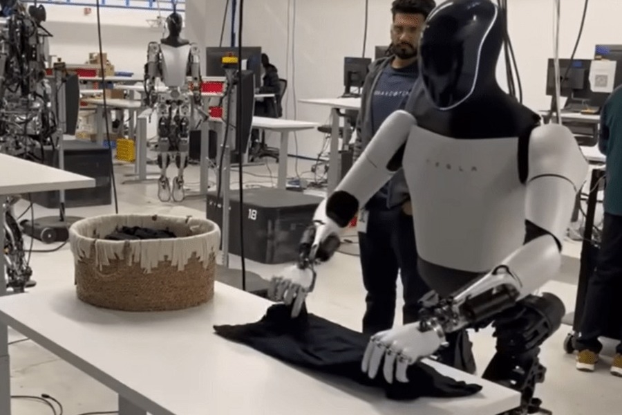 Το ανθρωποειδές ρομπότ της Tesla διπλώνει μόνο του ένα T‑shirt. Είναι όμως αληθινό το βίντεο;