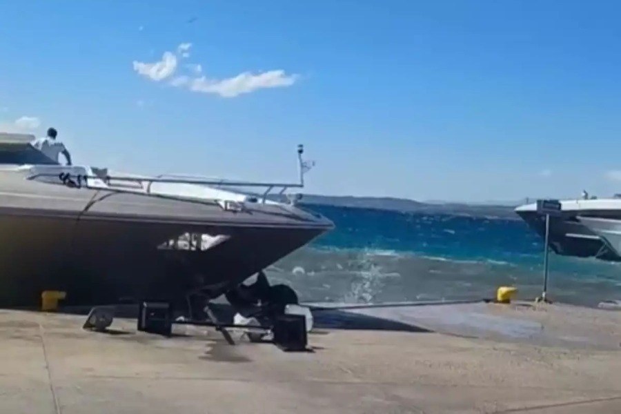 Σπέτσες: Τα ισχυρά μποφόρ έβγαλαν θαλαμηγό στα ρηχά – Χτύπησε στην προβλήτα του λιμανιού