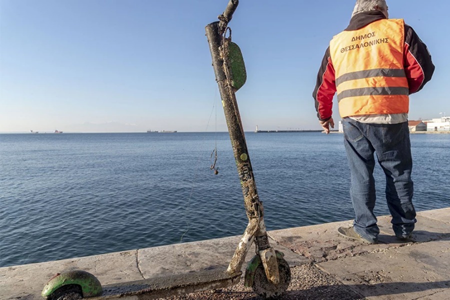Υποθαλάσσιο... πάρκινγκ ο Θερμαϊκός: Βρήκαν πατίνια, μοτοποδήλατο και μπαταρία αυτοκινήτου