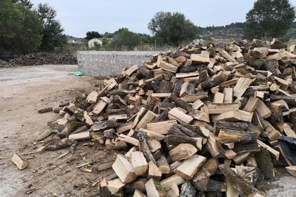 Καυσόξυλα και πέλλετ «κερδίζουν» έδαφος λόγω της ακρίβειας
