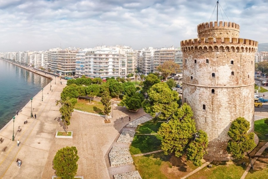 Θεσσαλονίκη: Ξυλοκόπησε τουρίστα επειδή μίλησε στη σύντροφό του και δάγκωσε λιμενικό