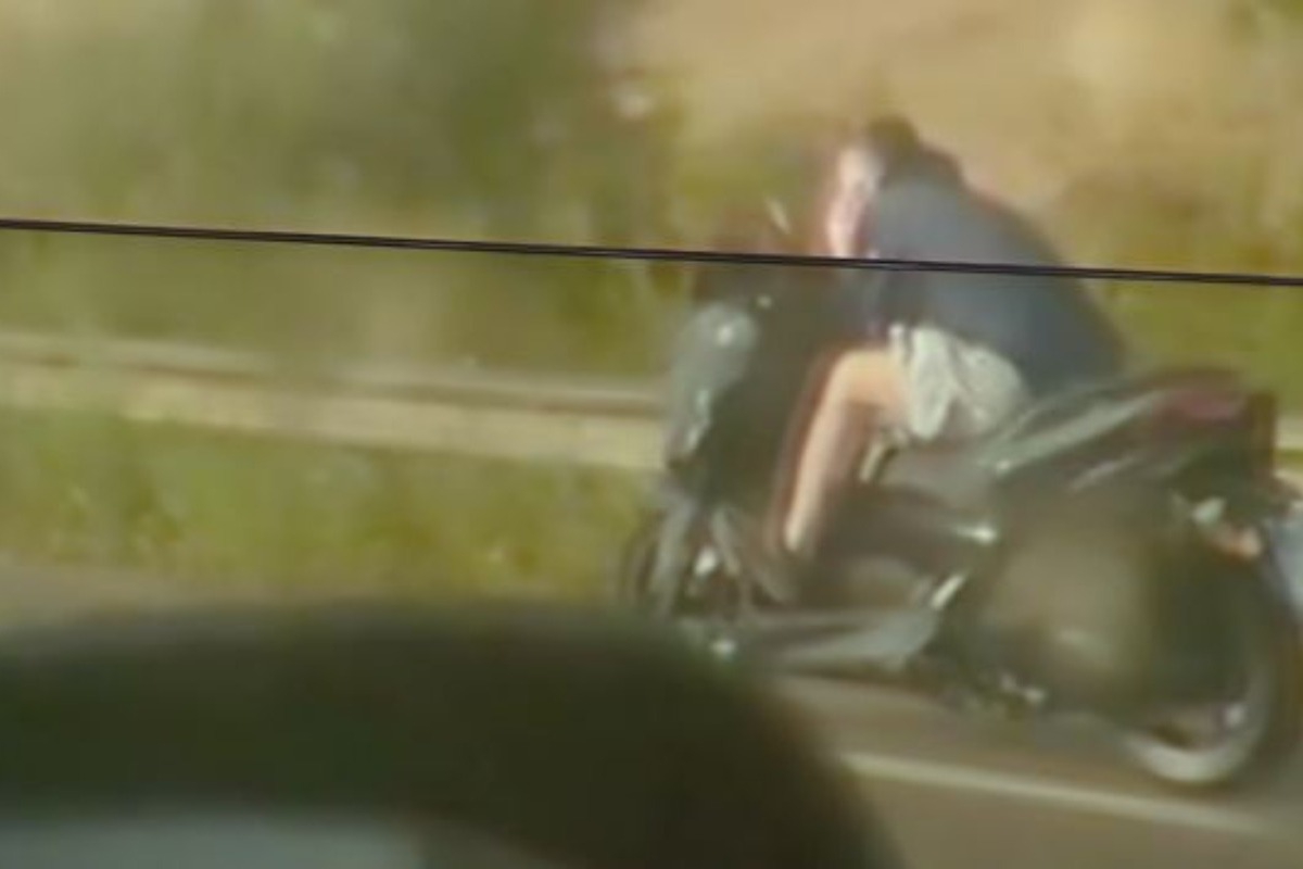 Θεσσαλονίκη: Οδηγός μηχανής τρέχει με 100 χλμ. στη ΛΕΑ, χωρίς κράνος και μιλάει στο κινητό