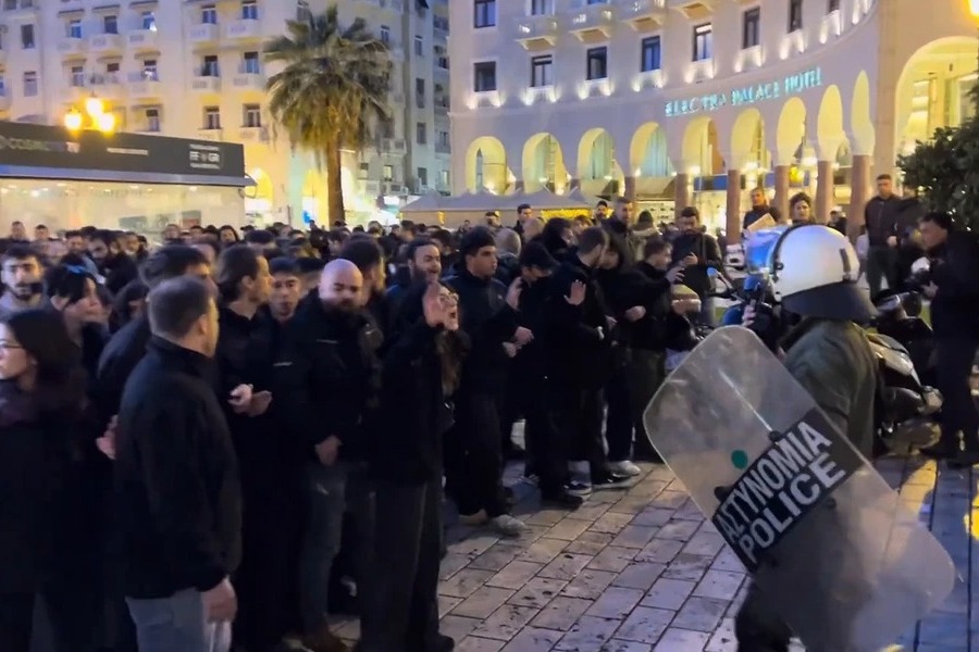 Θεσσαλονίκη: Αναβρασμός έξω από το Ολύμπιον για το ντοκιμαντέρ «Αδέσποτα κορμιά»