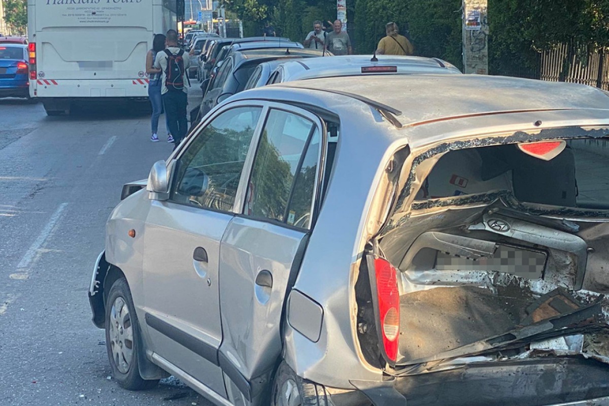 Θεσσαλονίκη: Λεωφορείο διέλυσε σταθμευμένα αυτοκίνητα