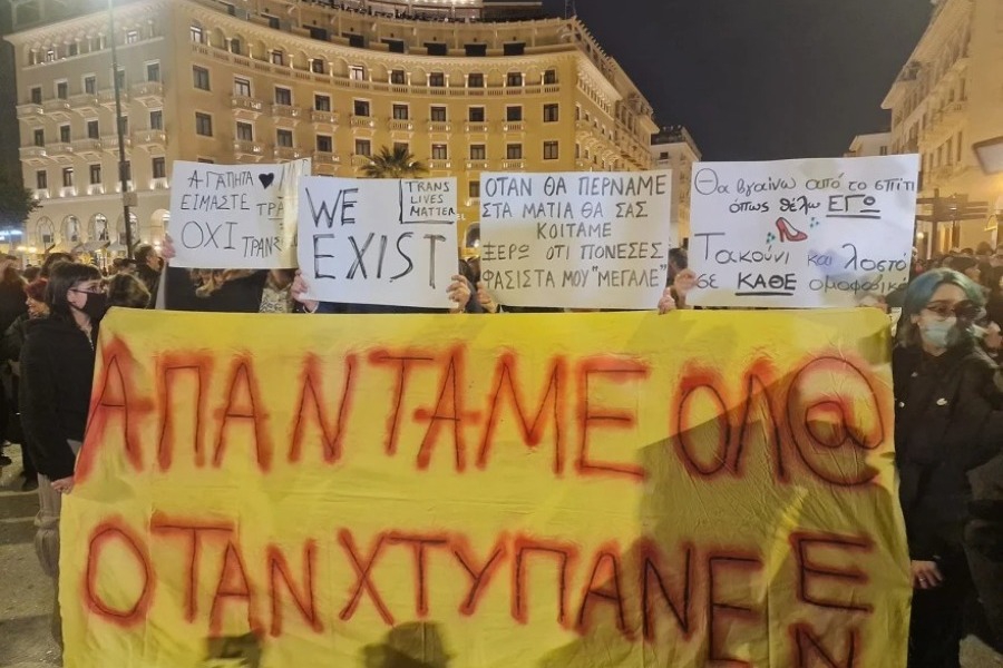 Θεσσαλονίκη: Κουκουλοφόροι με λοστούς απείλησαν να χτυπήσουν τον Κασσελάκη, επιτέθηκαν με κράνος σε αστυνομικό