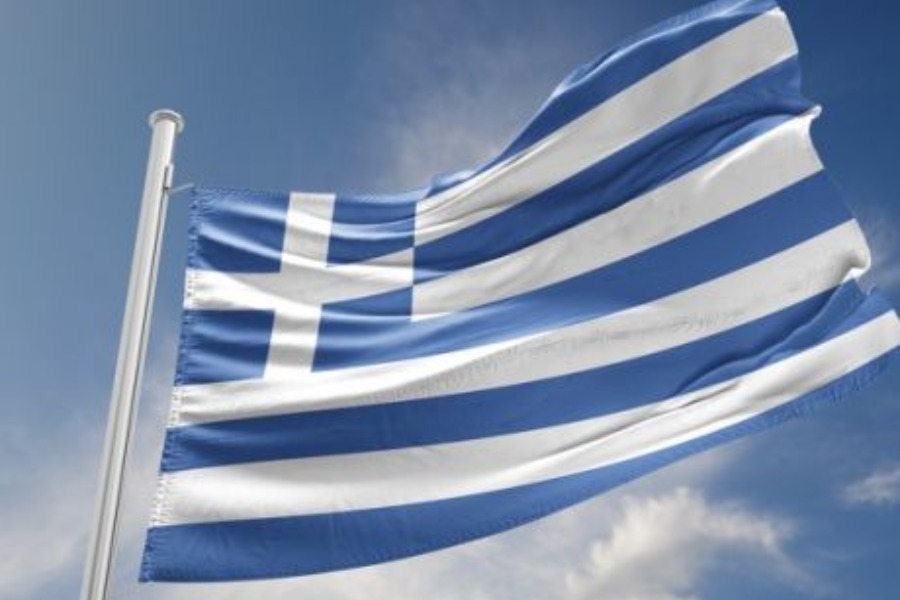 Ανέβασε την ελληνική σημαία και δέχτηκε επίθεση