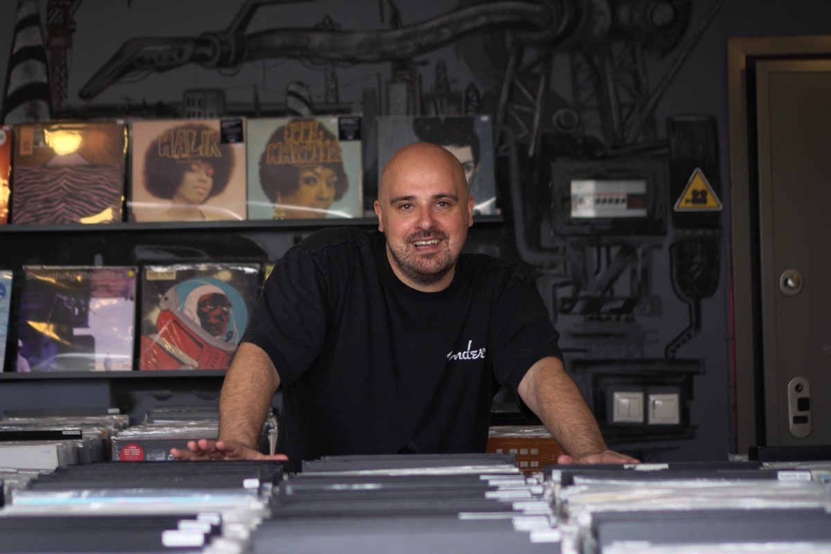 O Γιάννης Καραγιάννης έχει δισκάδικο σε ταράτσα και μας υποδέχεται για τη Record Store Day