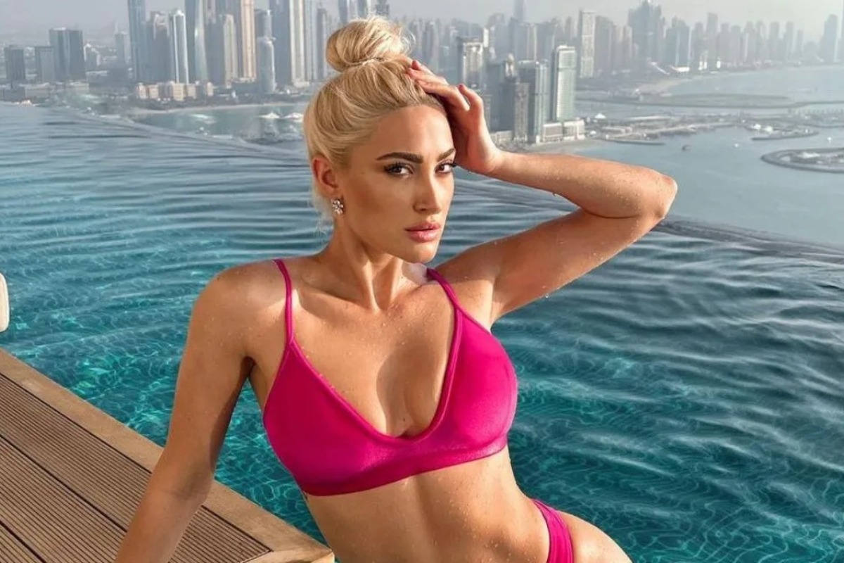 «Φωτιά» η Ιωάννα Τούνη: Φοράει μαύρα, δαντελωτά εσώρουχα με τη φίλη της και τρώνε πορτοκάλια