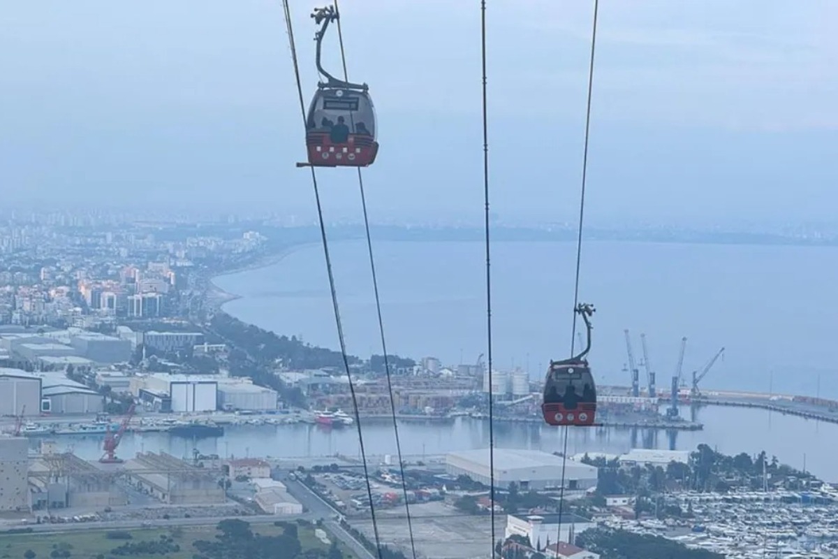 Σοκ στην Τουρκία: Ένας νεκρός και 184 εγκλωβισμένοι στον αέρα μετά από κατάρρευση τελεφερίκ