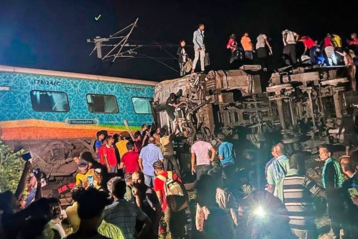 Θρίλερ στην Ινδία: Πάνω από 233 οι νεκροί από τη σύγκρουση τρένων