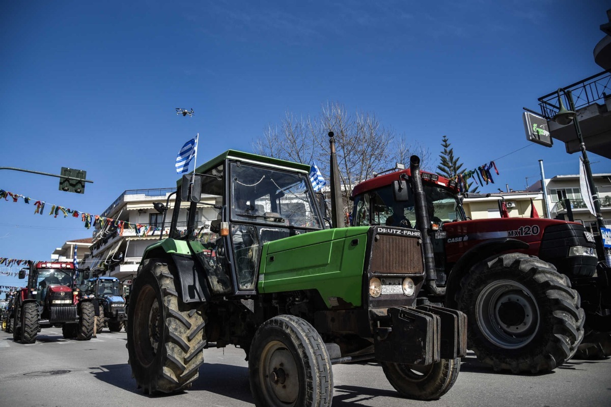Καστανοπαραγωγοί παρέταξαν τρακτέρ έξω από εκλογικό κέντρο στην Μελιβοία Αγιάς