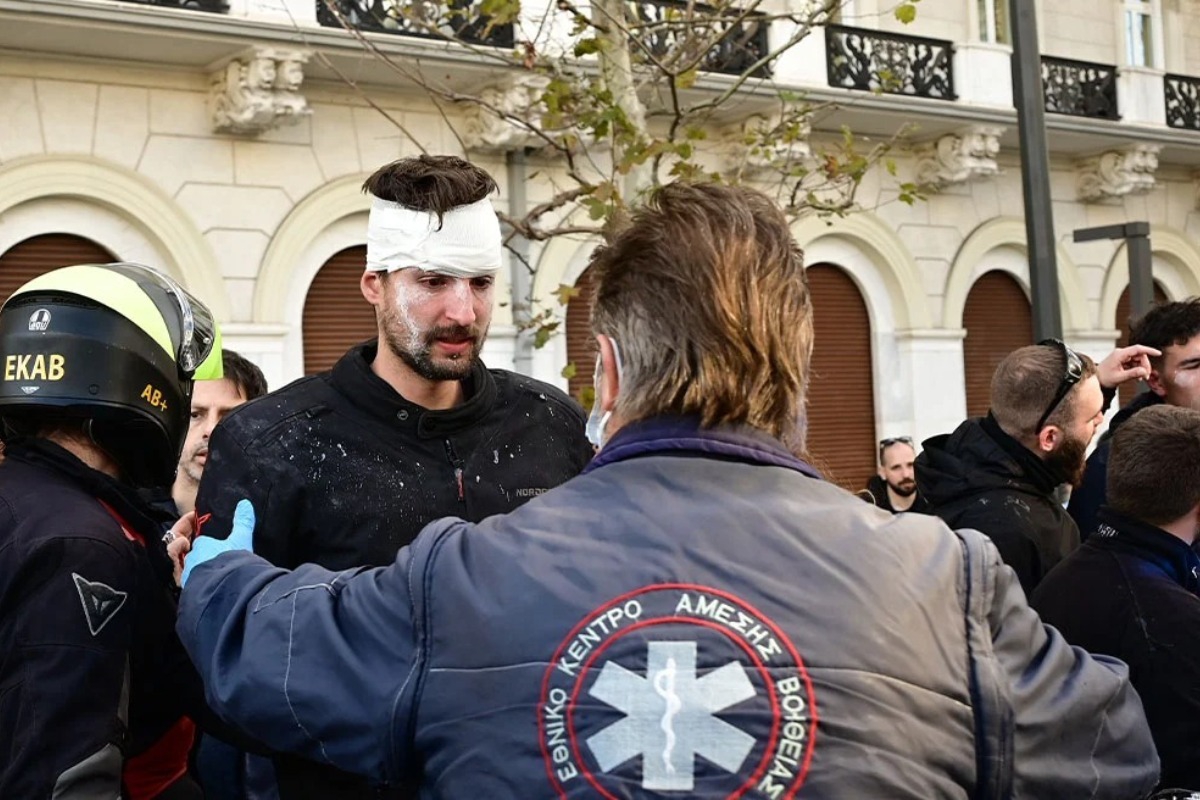 Οκτώ τραυματiες φοιτητές στο πανεκπαιδευτικό στο Σύνταγμα: Ασθενοφόρο για τις πρώτες βοήθειες στη Σταδίου