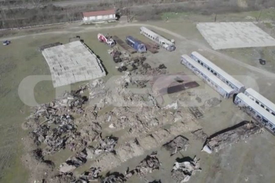 Νέες σοκαριστικές εικόνες από τα συντρίμμια των δύο τρένων