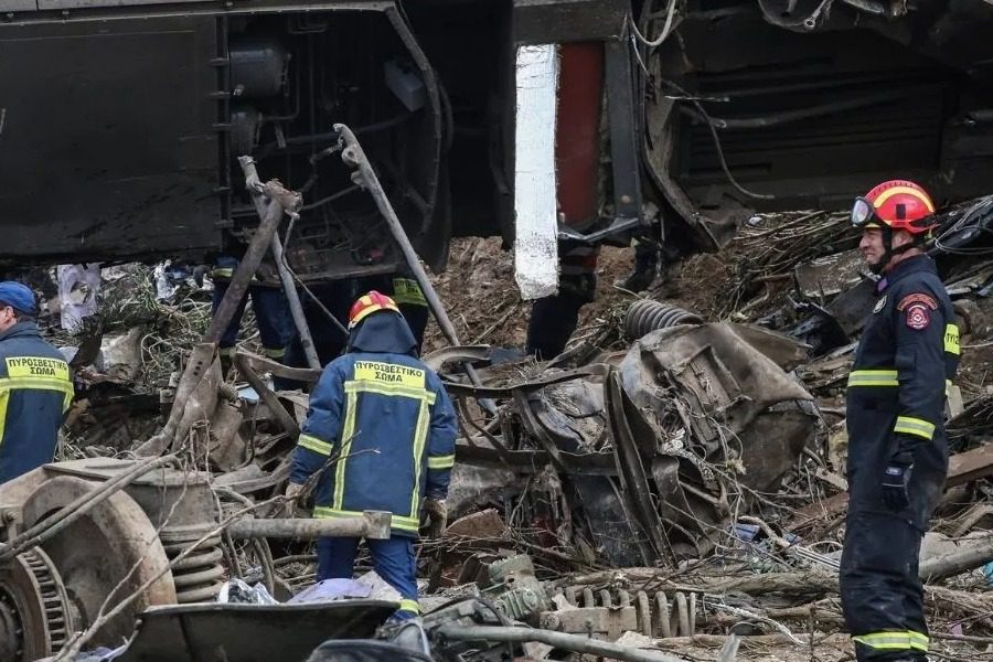 Τραγωδία στα Τέμπη: Με παρέμβαση πολιτικού τοποθετήθηκε στη θέση του ο σταθμάρχης