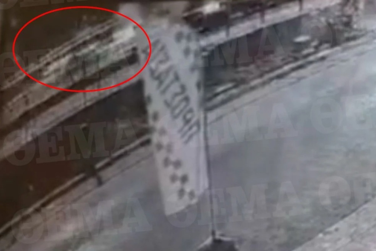 Βίντεο ντοκουμέντο από το τρoχαίο στην Καλλιθέα με τον vεκρό 23χρονο ‑ Έxασε τον έλεγχο και χτύπησε το λεωφορείο από πίσω