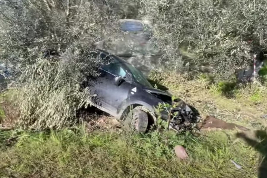 Σοκαριστικό τροχαίο στην Αμφιλοχία: Το αυτοκίνητο ξέφυγε από την πορεία του και παρέσυρε ότι βρήκε μπροστά του