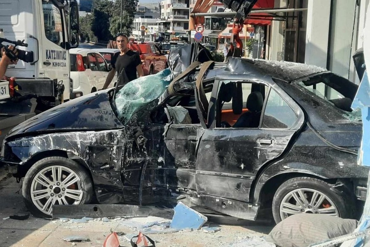 Σοβαρό τροχαίο στη Λεωφόρο Κηφισίας: Αυτοκίνητο σταμάτησε την «τρελή» του πορεία σε τζαμαρία καταστήματος