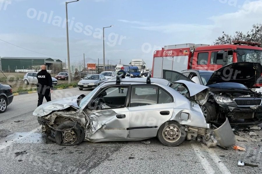Σοκαριστικό τροχαίο έξω από τη Λάρισα με σύγκρουση τριών ΙΧ