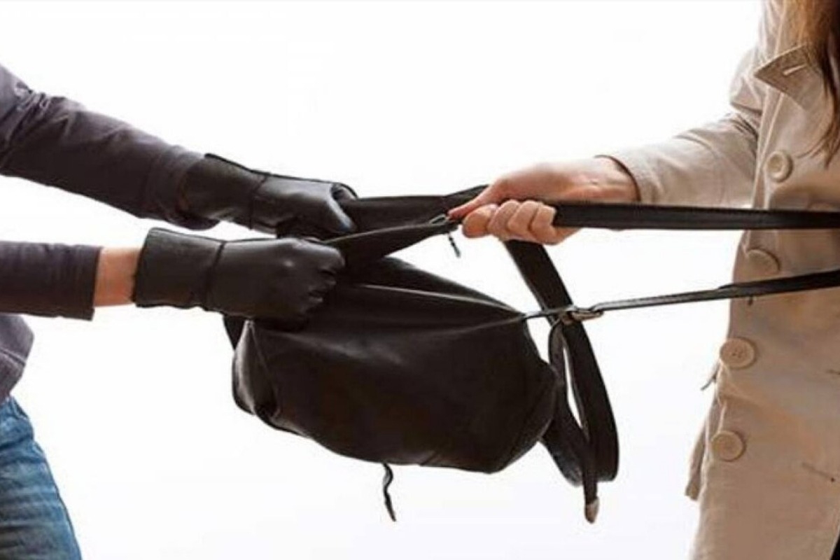 Τρόμος στο Μενίδι: Έσερναν γυναίκα για 50 μέτρα με σκοπό να τη ληστέψουν