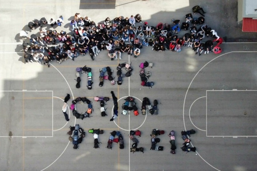 «Πάρε (ότ)αν φτάσεις»: Το μήνυμα των μαθητών για τα Τέμπη με τις τσάντες τους