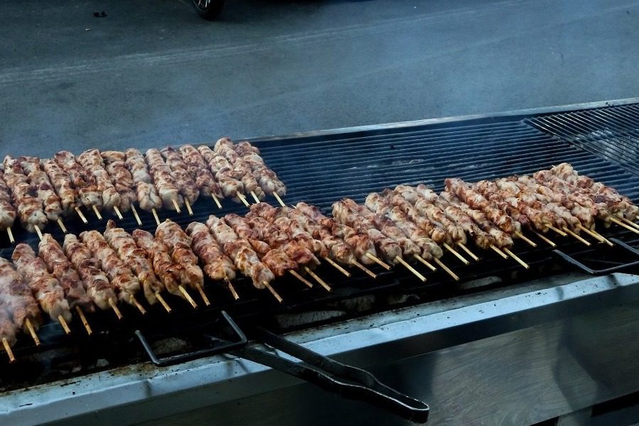 Τσικνοπέμπτη: Η ακρίβεια «χτυπάει» κόκκινο» – Αυξημένες οι τιμές στα κρέατα