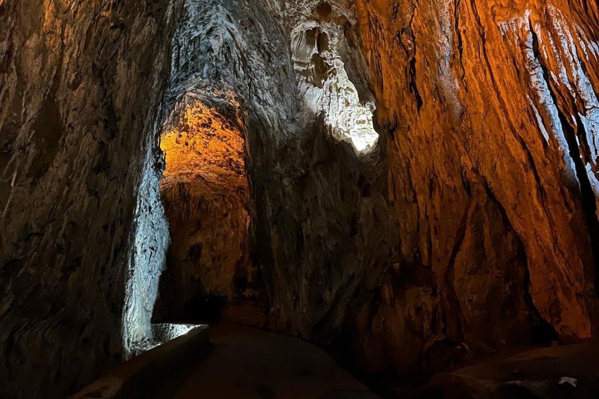Το ισπανικό χωριό που μπορείς να φτάσεις μόνο περνώντας μέσα από σπηλιά