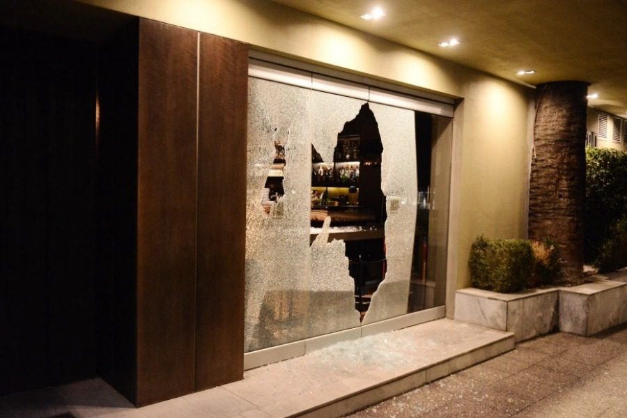 Επεισόδια στο κέντρο της Αθήνας: Kατέστρεψαν στάσεις λεωφορείων και τζαμαρία ξενοδοχείου