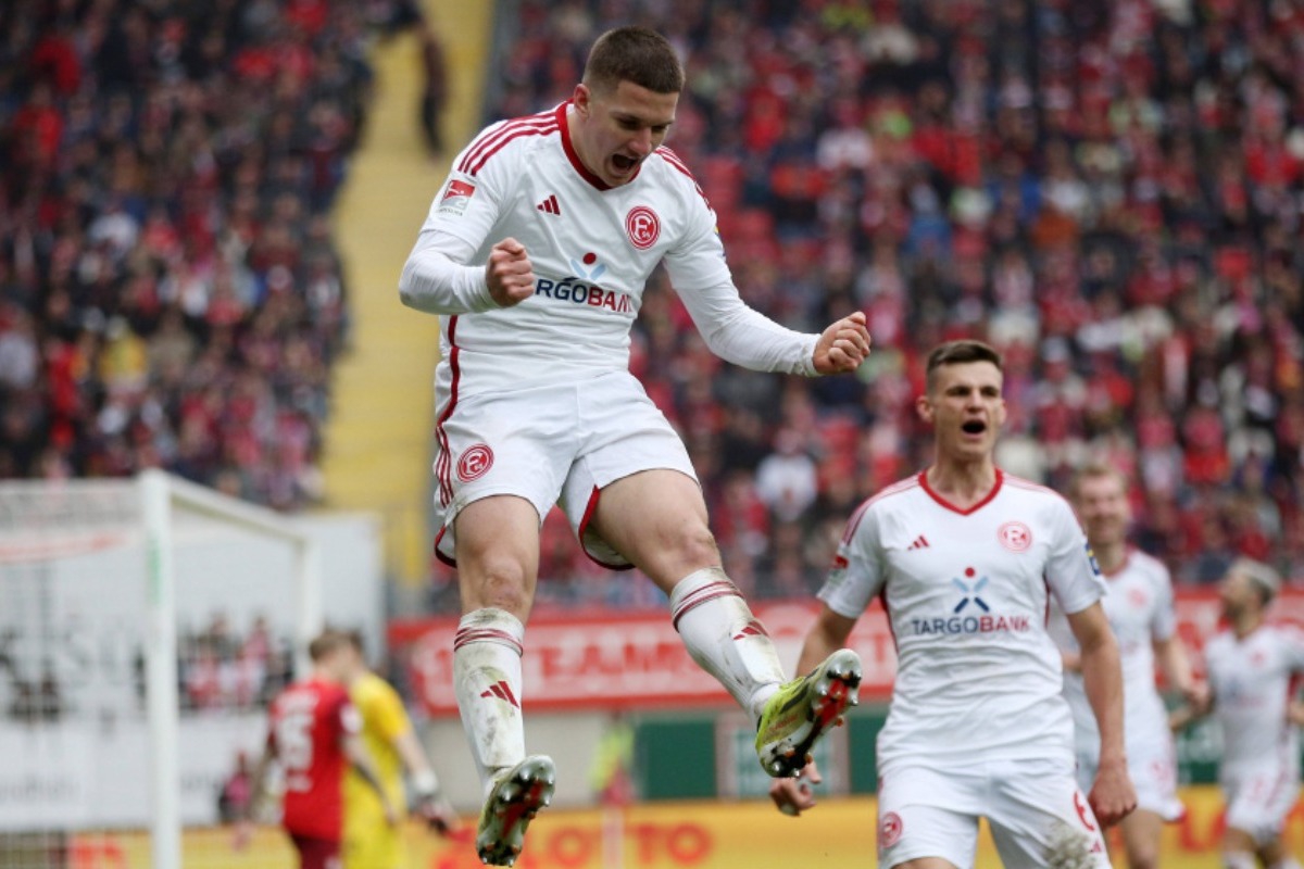 Η χώρα που αγωνίζονται 552 Έλληνες ποδοσφαιριστές