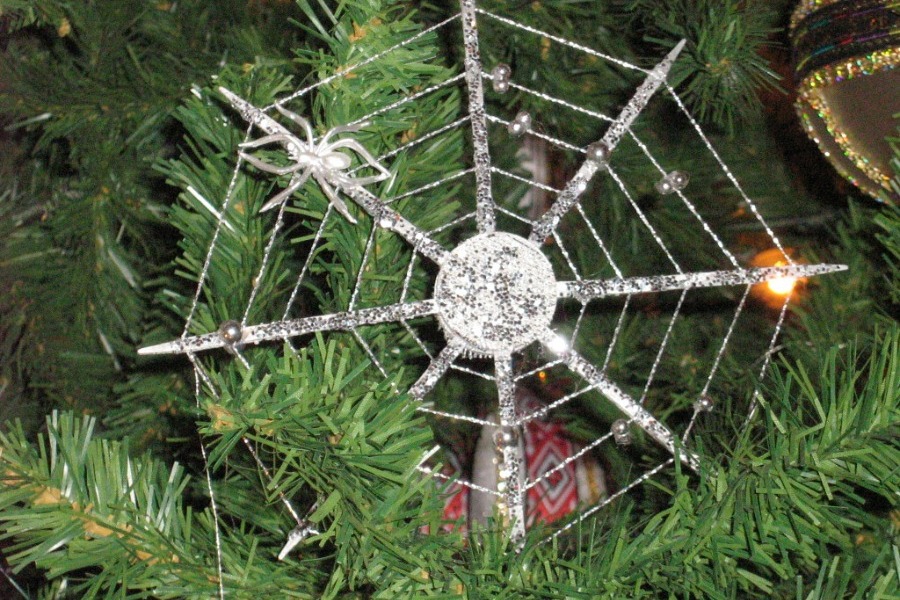 Γιατί οι Ουκρανοί κρεμούν ιστούς αράχνης στα χριστουγεννιάτικα δέντρα τους