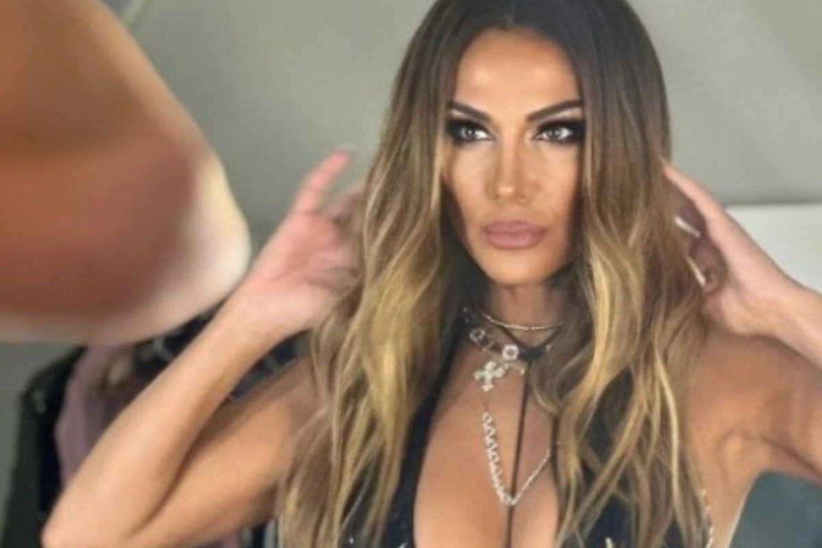 «Πόλεμος» στο διαδίκτυο για το viral φόρεμα της Βανδή ‑ «Σακούλα σκουπιδιών, πολύ κιτς» σχολιάζουν