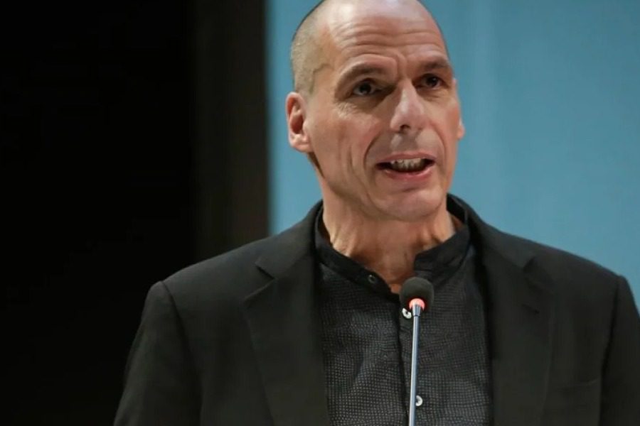 Κουκουλοφόροι χτύπησαν τον Γιάνη Βαρουφάκη στα Εξάρχεια